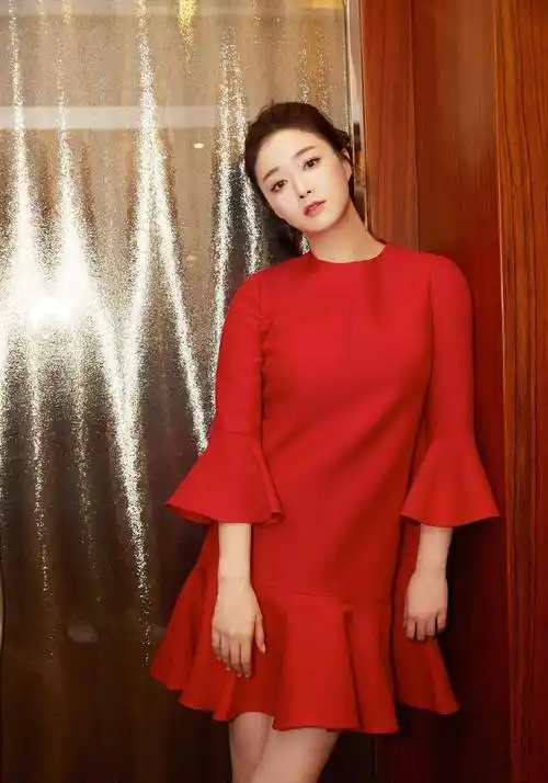 离了滤镜的蒋欣依旧美得很,穿红色蕾丝裙好妩媚,锁骨看着挺迷人_进行