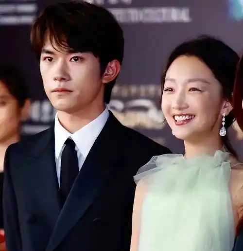 周冬雨:背叛张艺谋,"献身"曾志伟,31岁恋上小鲜肉惨遭万人嫌_张伟平