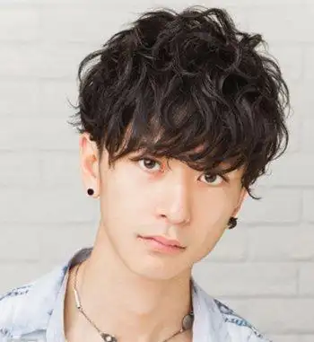 亲爱的男生们,不要在以为波浪卷烫发是女生们的专属发型了,2016年男士