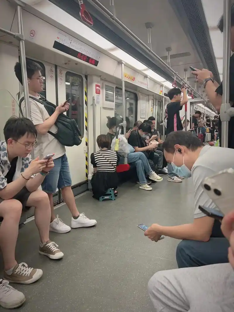 周末的地铁会让你回到上学时代,以前每周末都坐地铁回学校93当 - 抖