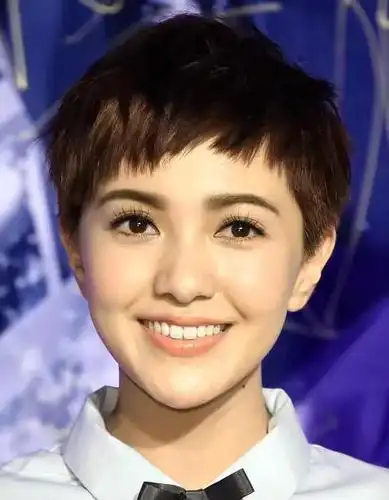 在演小时代前就出道许久,却一直寂寂无名,直到以干练又强势的短发造型