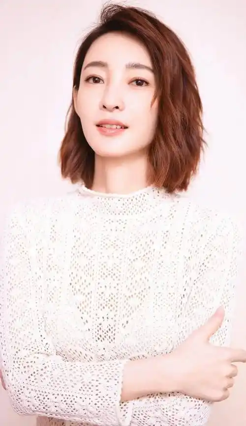 36岁王丽坤逛迪士尼,生图双腿细长白美,手部青筋太多健康引担忧_网友