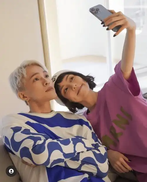 邓紫棋罕见秀恩爱,晒mv花絮照,与男友四目相对深情相拥尽显甜蜜_mark