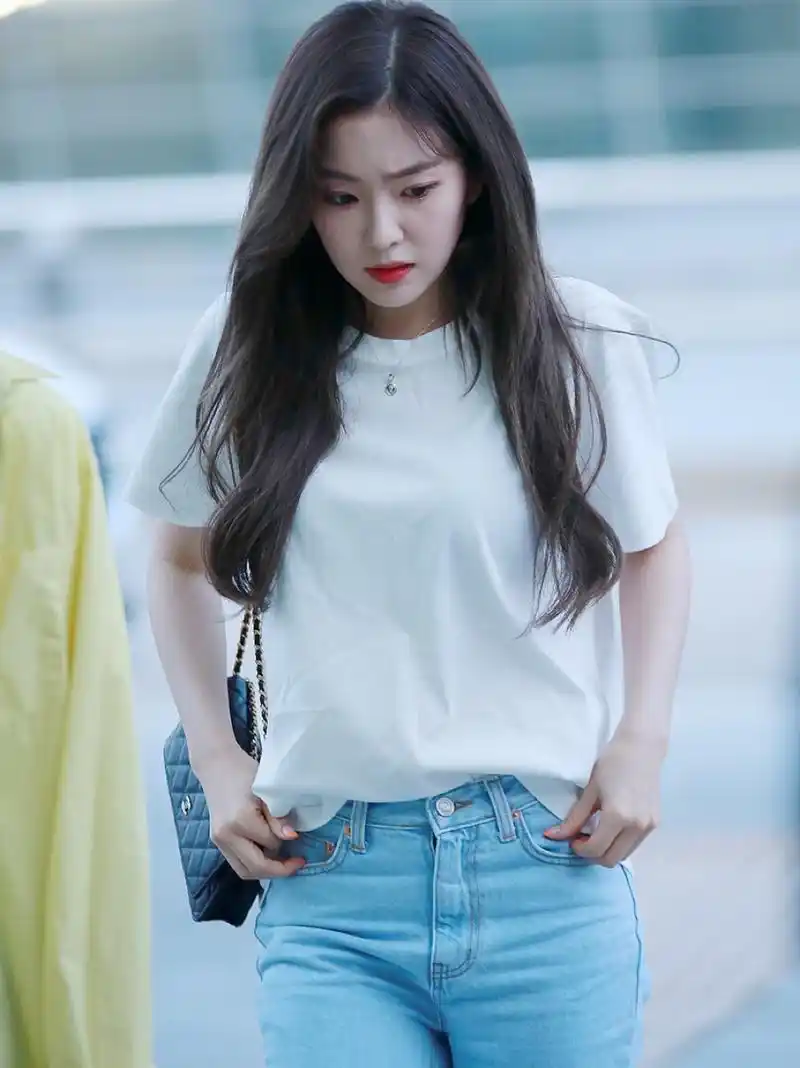 夏天轻装出行穿搭look irene裴珠泫机场私服穿搭look 简单的白t搭配