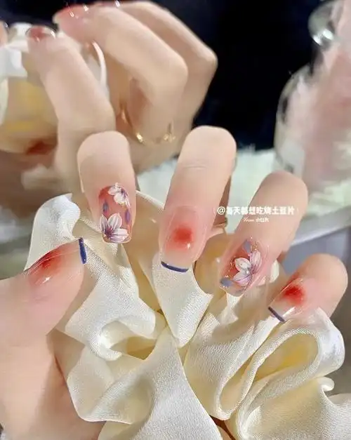 指甲图片美甲款式推荐(早春美甲怎么做好看)