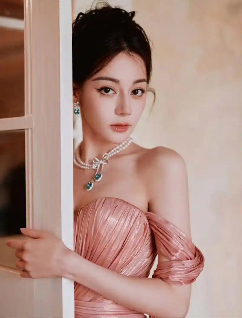 迪丽热巴,粉色礼服,优雅浪漫!