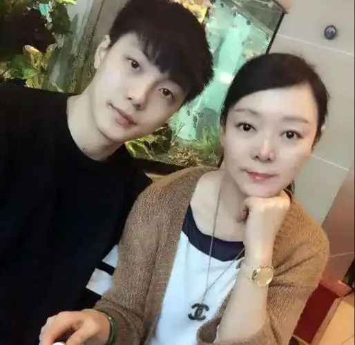 胡明轩妈妈怒怼球迷,王博惨遭停赛1场罚款5万,上海休赛不休练|上海