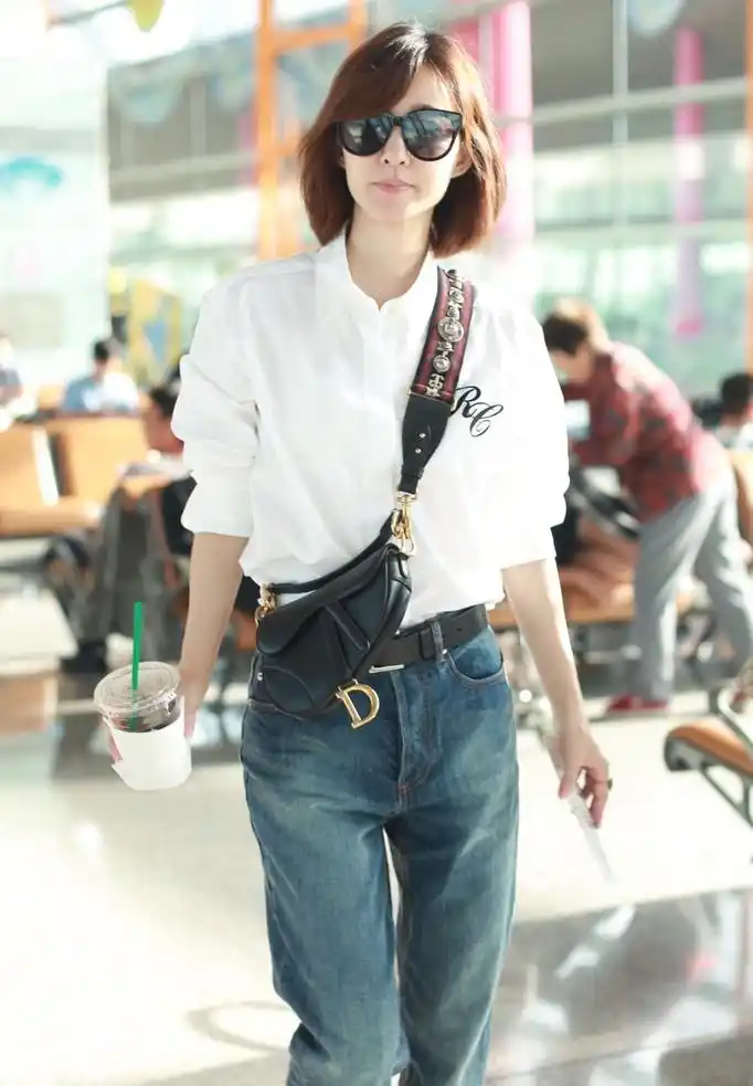王丽坤现身首都机场 素颜穿白衬衫清新动人