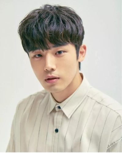 易烊千玺这款锡纸烫发型,蓬松帅气,细软发质的男士特别适合.