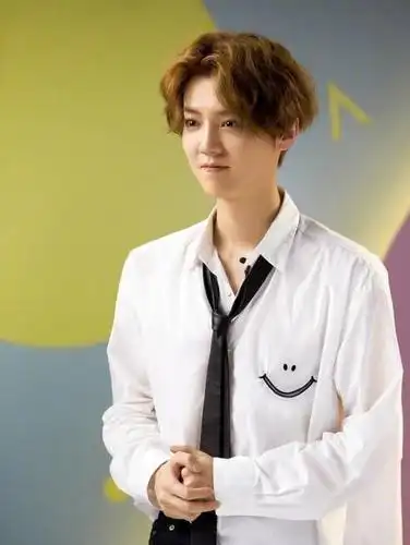 鹿晗微博晒自拍,一头蓝发犹如漫画人物,想要的颜色他都有