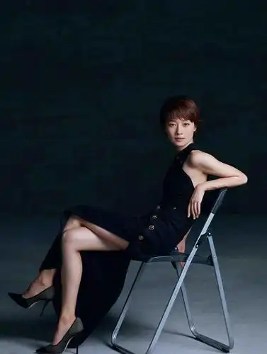 马伊琍的身材哪像70后?一袭单肩黑色礼服搭高跟鞋,44岁也自律