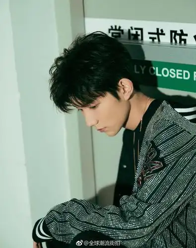 王源| 烎潮音发布夜一身balmain 2019春夏系列外套搭配chopard珠宝