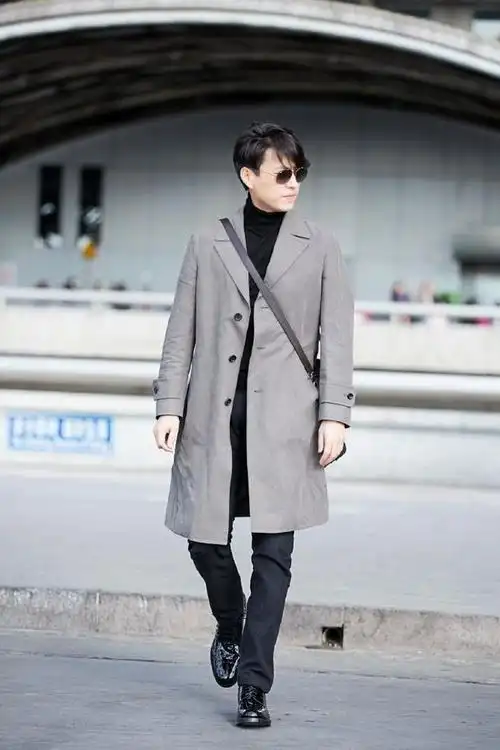 靳东一出手,就是纪梵希,送上一张英俊潇洒玉树临风的全身照