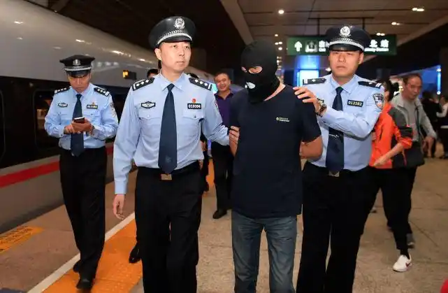 警车追捕犯人时为什么要鸣笛?不怕犯人跑了吗