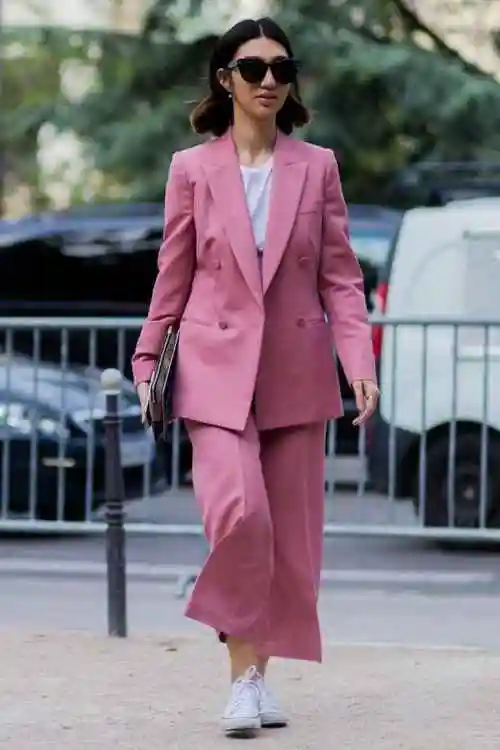 粉色西装配懒人鞋粉色西装搭配**儿的"一脚蹬",不仅具有气质,而且非常