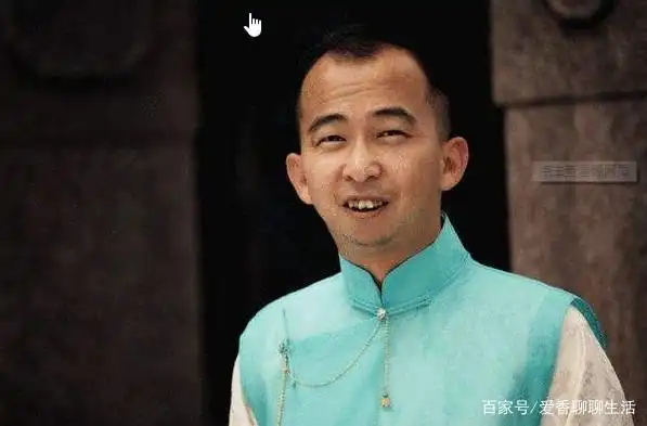 他是"第一丑星"巨兴茂,演了24年配角终成导演,妻子美若天仙