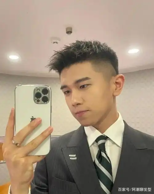 1,小飞机头发型