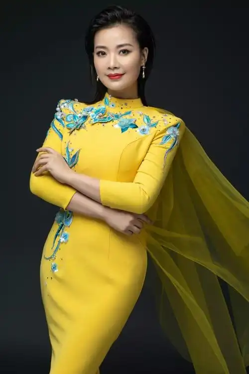 青年歌唱家张伟芳倾情演绎《问湘江》