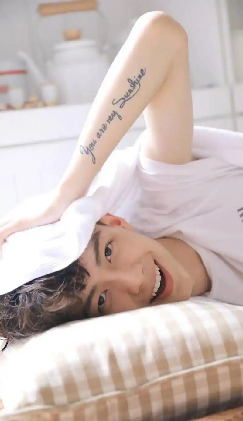 新晋网红陈鹤一 高清无水印壁纸,阳光帅气,是你的邻家学长吗?