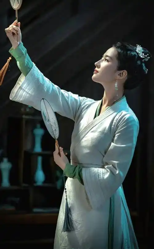 再加上刘亦菲自身独特的清冷气质,穿上古装,才会让大家产生一种美若天