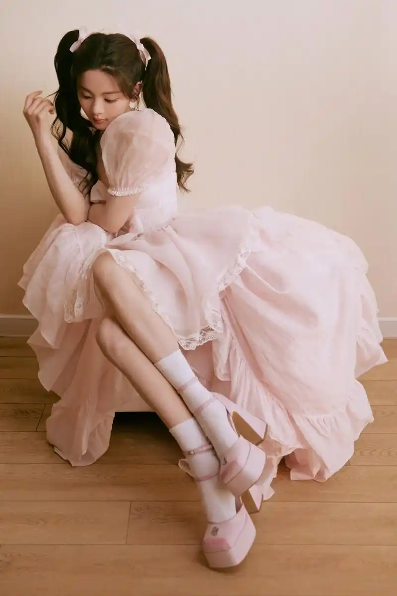 杨超越# 一身粉色蓬蓬公主裙,搭配活力双马尾,超级甜美可爱!