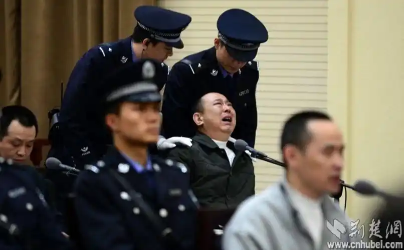 刘汉涉黑案庭审现场情绪失控落泪