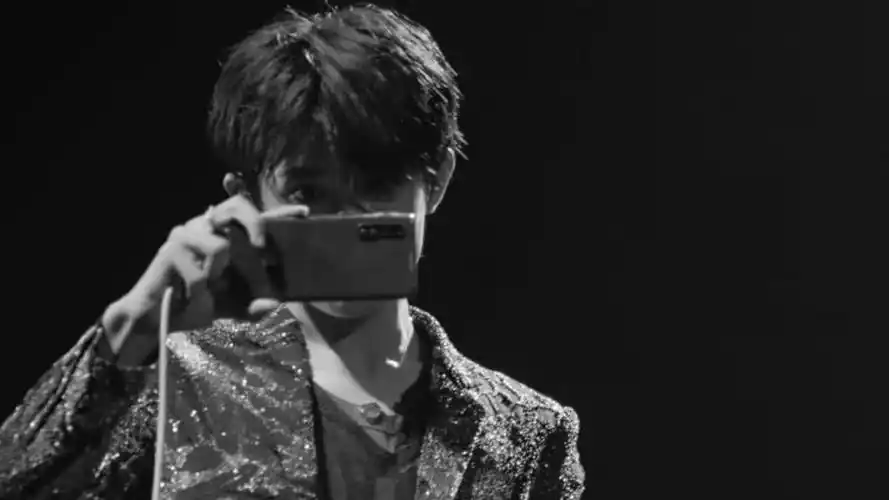 青春少年易烊千玺时尚高冷黑色系写真,高清壁纸图片,大陆明星-回车