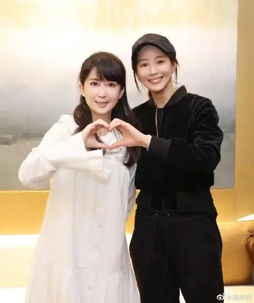 追星成功张钧甯晒和孟庭苇合照拥抱比心超满足