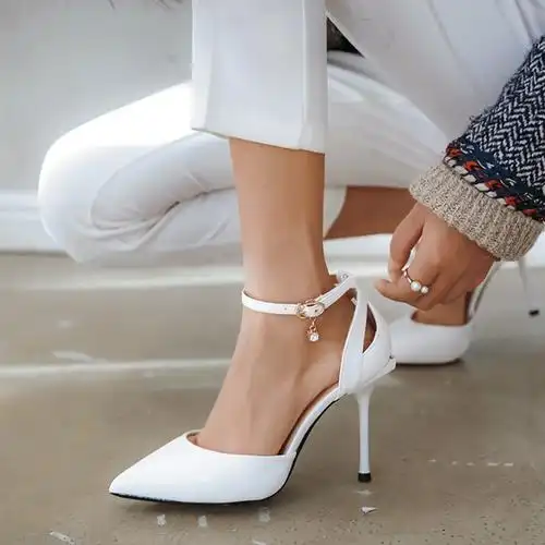 高跟鞋女细跟2019春季新款白色一字扣带凉鞋包头百搭女鞋漆皮单鞋