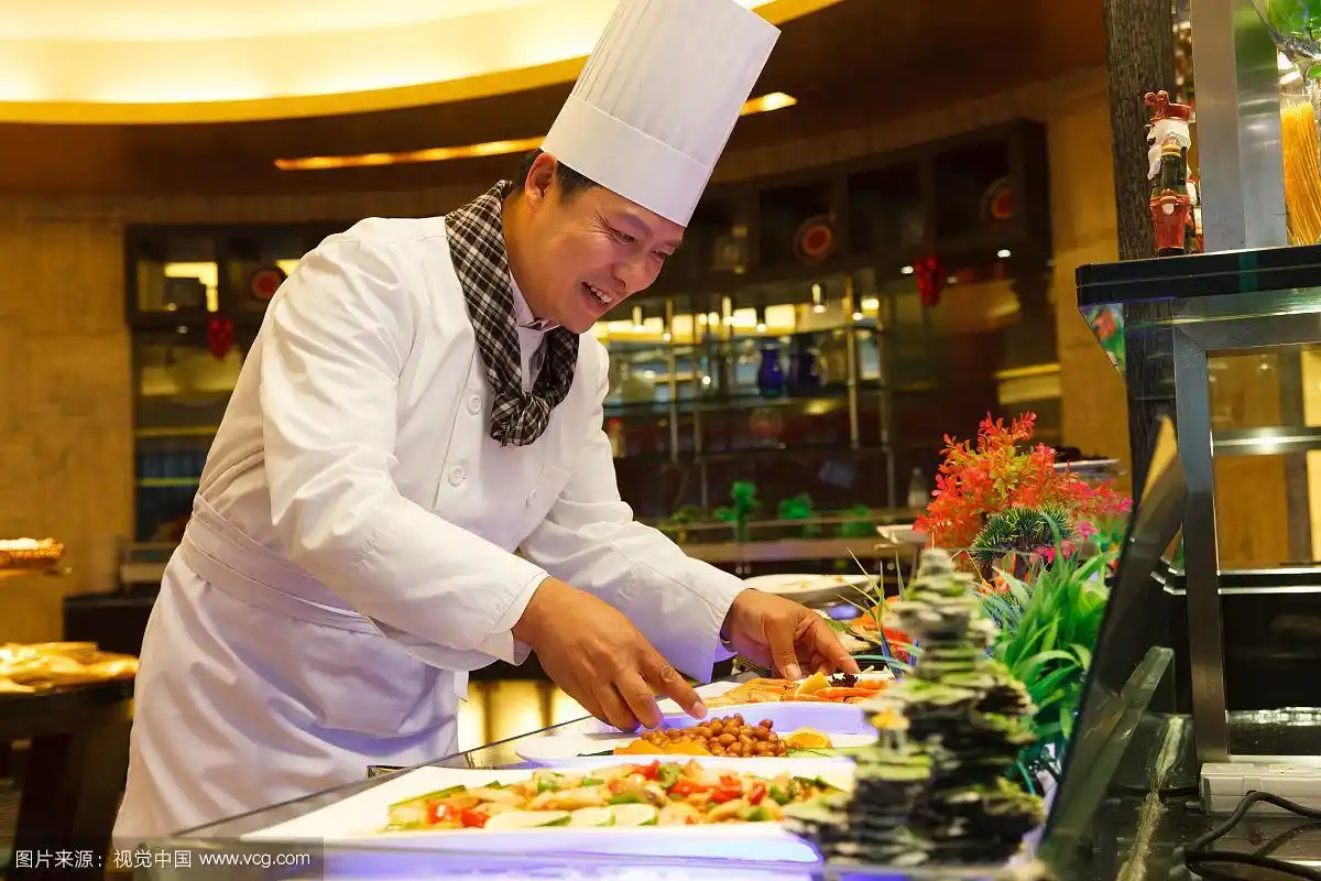 酒店厨师上菜