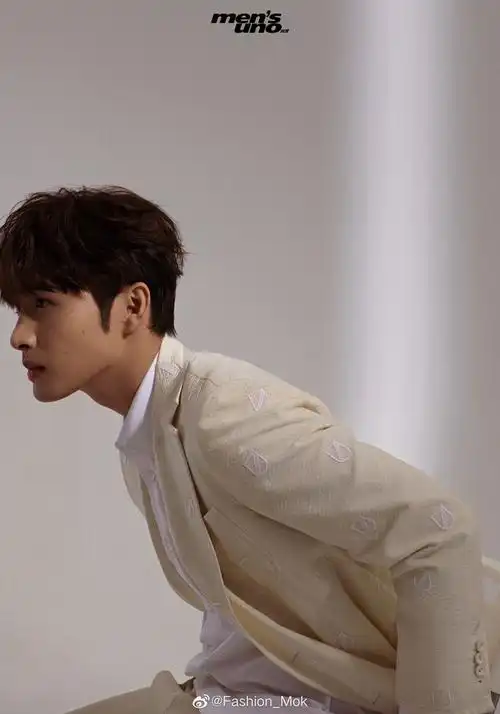 张彬彬侧颜照02展现帅气面庞