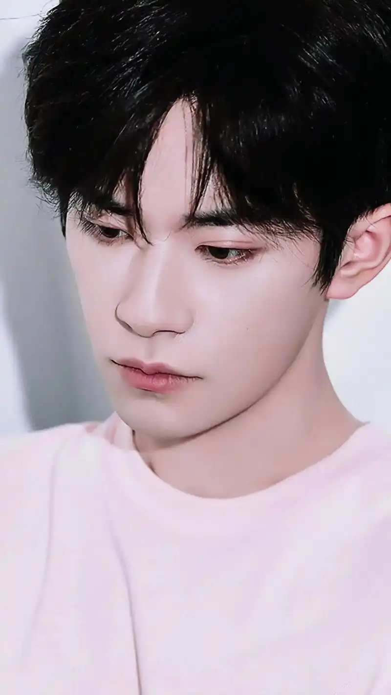 这谁能忍住不亲啊#易烊千玺