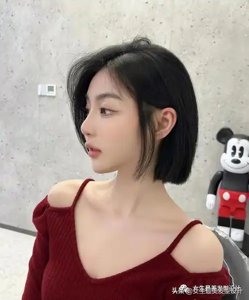 短发的设计都带有微微的层次感,刘海搭配法式刘海或者空气刘海漫画