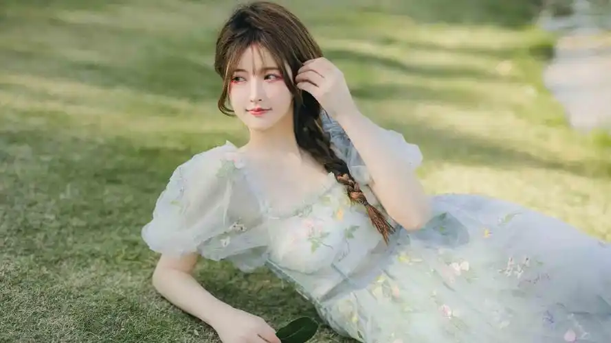 清新森系女神户外写真桌面壁纸