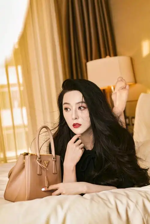 范冰冰最新机场秀纯白衬衫外面再搭配一件防晒服素雅美貌依旧