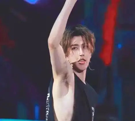 蔡徐坤腋毛没刮遭网友吐槽隔着屏幕都能闻到汗臭味儿