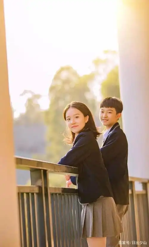 三人整齐划一的装扮与姿势,强调画面的一致性,弱化了主次关系.