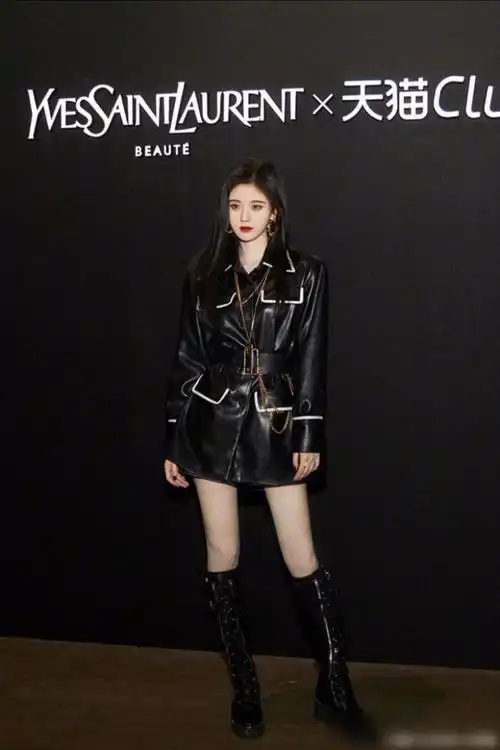 鞠婧祎近日一袭皮连衣裙加长筒靴出席活动,网友调侃不捂脚吗?