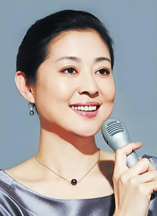 30多年前的北京,有一位年轻漂亮的姑娘倪萍毕业于戏剧学院,后来在中国