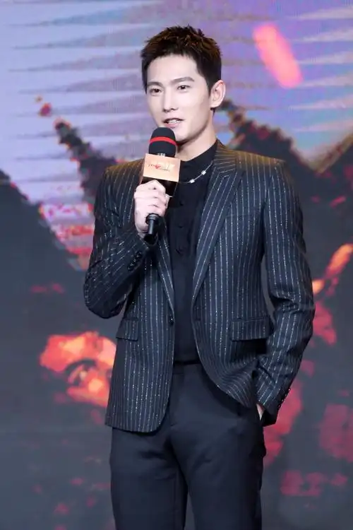 《急先锋》迎新春 成龙赞杨洋:少数年轻演员中如此拼的