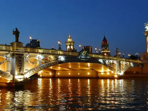 游览天津市海河夜景