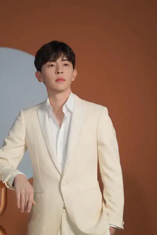 邓伦周一白色西装写真