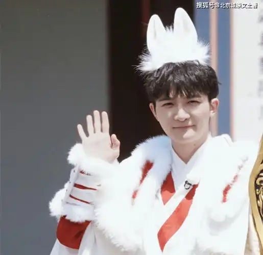 奔跑吧:周深cos玉兔,颜值圈粉,携手白鹿疯狂撒糖,拉满cp感_节目组