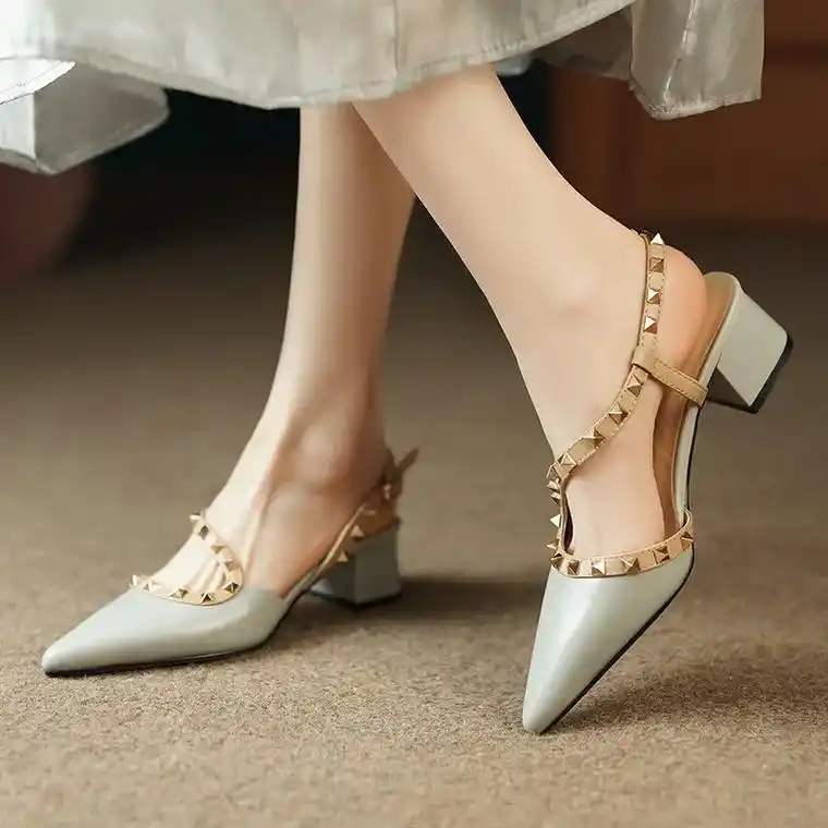 铆钉包头后空凉鞋女中跟