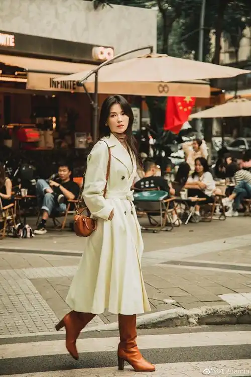 组图:刘涛晒成都街头一日游 穿风衣长靴逛花店满满知性美_高清图集