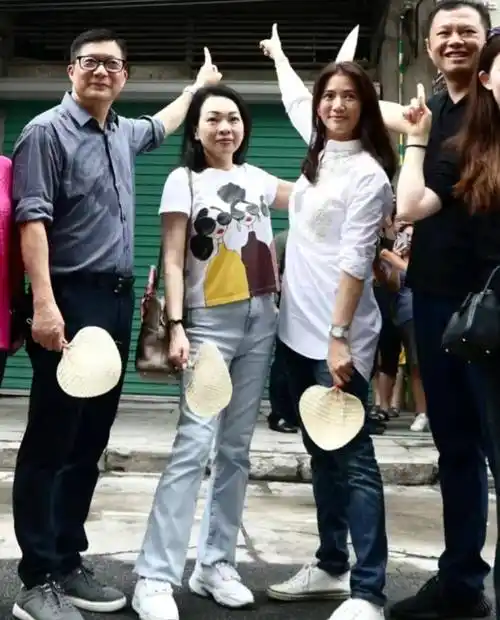 袁咏仪和邓炳强均出生于中国香港,祖籍广东东莞.