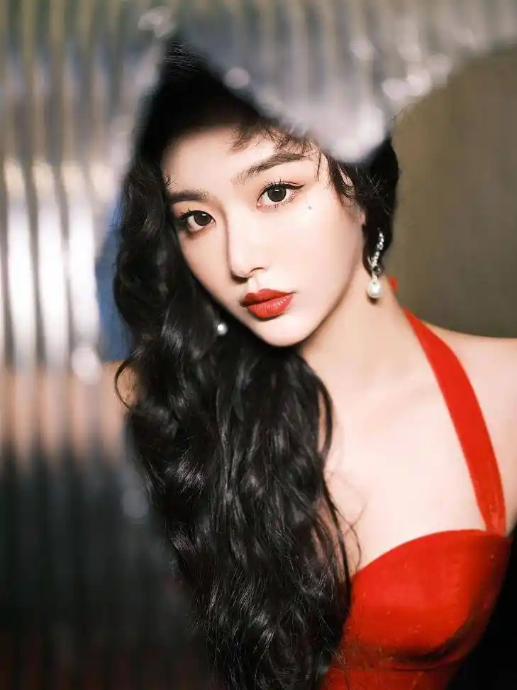 孔雪儿元宵节写真曝光红裙大波浪化身港风美人