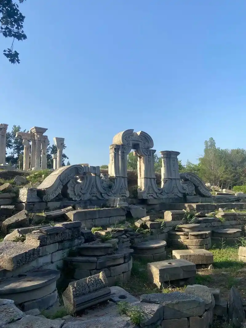 这是小学课本中描述的火烧圆明园时的画面,满眼的断壁残恒只有惋 - 抖