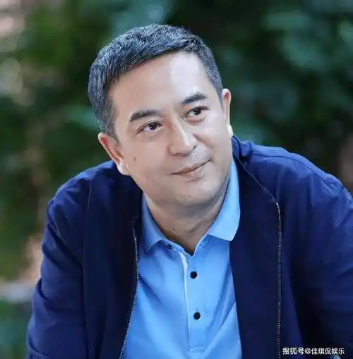 张嘉译最新照片曝光,头发斑白,弓腰驼背,病痛让他须倚人搀扶!