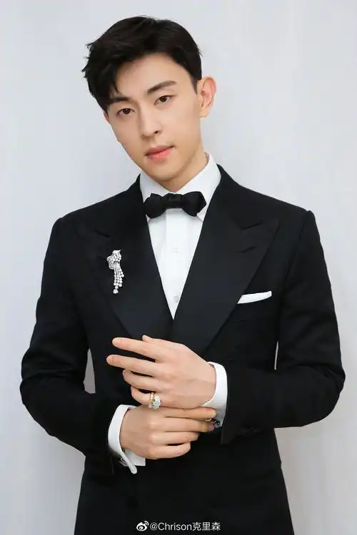 今天亮相宝格丽成都活动的邓伦,黑色经典正装礼服加领结
